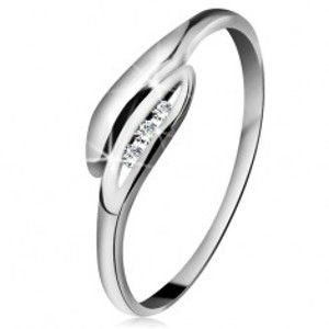 Šperky eshop - Briliantový prsteň v bielom 14K zlate - mierne zahnuté lístočky, tri číre diamanty BT181.53/59/503.34/38 - Veľkosť: 60 mm