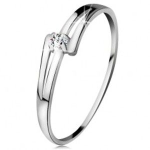 Šperky eshop - Briliantový prsteň v bielom 14K zlate - rozdelené lesklé ramená, číry diamant BT180.40/48 - Veľkosť: 54 mm