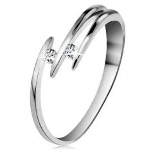 Šperky eshop - Briliantový prsteň z bieleho 14K zlata - dva ligotavé číre diamanty, tenké línie ramien BT178.24/30 - Veľkosť: 48 mm