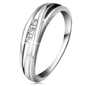 Šperky eshop - Briliantový prsteň z bieleho 14K zlata, zvlnené línie ramien, tri číre diamanty BT179.21/27 - Veľkosť: 58 mm