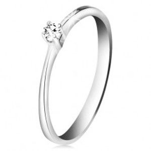 Šperky eshop - Briliantový prsteň z bieleho zlata 585 - trblietavý číry diamant v štvorcípom kotlíku BT188.82/87 - Veľkosť: 54 mm