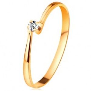 Šperky eshop - Briliantový prsteň zo žltého 14K zlata - diamant v kotlíku medzi zúženými ramenami BT179.42/48 - Veľkosť: 52 mm