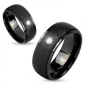 Šperky eshop - Čierna oceľová obrúčka, ligotavý pieskovaný povrch, číry zirkónik, 6 mm HH17.6 - Veľkosť: 57 mm
