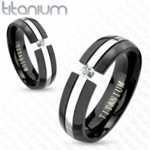 Šperky eshop - Čierna titánová obrúčka, zaoblený povrch, pás striebornej farby, zirkón, 6 mm HH16.3 - Veľkosť: 62 mm