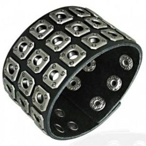 Šperky eshop - Čierny kožený náramok vybíjaný tromi radmi zrezaných štvorcov, skrutky T4.3