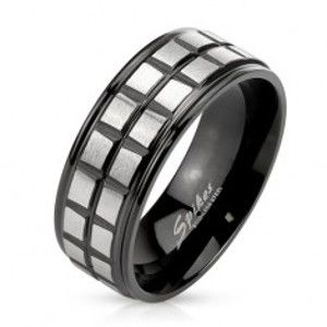 Šperky eshop - Čierny oceľový prsteň, dve línie z matných štvorcov striebornej farby K1.11 - Veľkosť: 60 mm