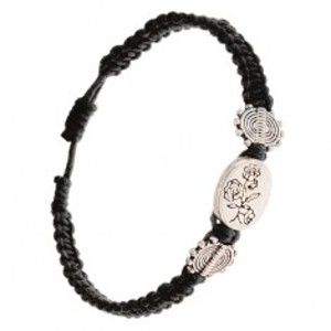 Šperky eshop - Čierny pletený šnúrkový náramok, oválna známka s kvetmi S33.17