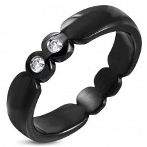 Šperky eshop - Čierny prsteň so zárezmi a okrúhlymi čírymi zirkónmi, oceľ 316L D1.13 - Veľkosť: 59 mm