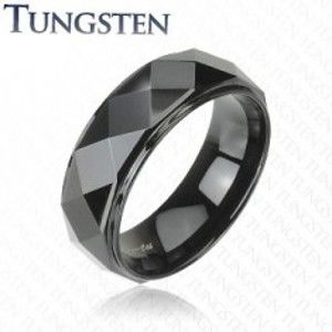 Šperky eshop - Čierny prsteň z wolfrámu, vyvýšený pás s lesklým brúseným povrchom, 8 mm Z37.4 - Veľkosť: 54 mm