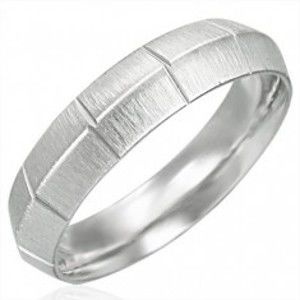 Šperky eshop - Dámsky oceľový prsteň matný so zvislými ryhami, vyvýšený stred D18.7 - Veľkosť: 51 mm