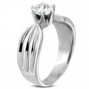 Šperky eshop - Dámsky prsteň z ocele 316L s čírym zirkónom a zárezmi po stranách D15.19 - Veľkosť: 55 mm