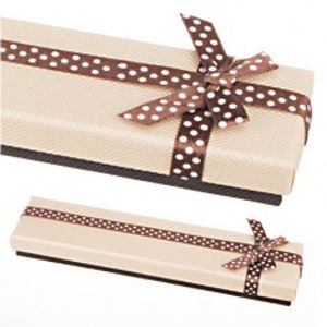 Šperky eshop - Darčeková krabička na retiazku - béžovo-hnedá s bodkovanou mašľou Y4.20