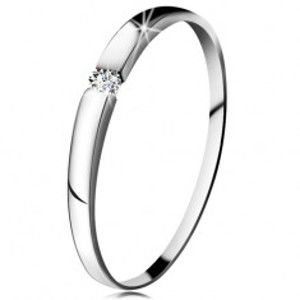 Šperky eshop - Diamantový prsteň z bieleho 14K zlata - briliant čírej farby, jemne vypuklé ramená BT181.75/82/500.29 - Veľkosť: 52 mm