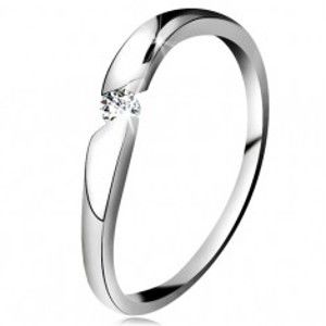 Šperky eshop - Diamantový prsteň z bieleho 14K zlata - briliant čírej farby v šikmom výreze BT180.57/63 - Veľkosť: 56 mm