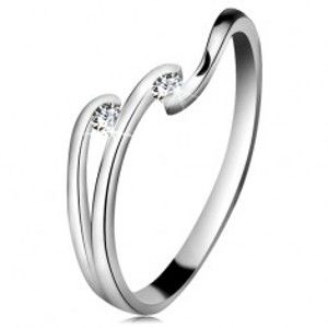 Šperky eshop - Diamantový prsteň z bieleho 14K zlata - dva ligotavé číre brilianty, lesklé línie ramien BT180.93/99/503.28/29 - Veľkosť: 60 mm