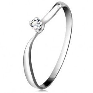 Šperky eshop - Diamantový prsteň z bieleho 14K zlata - ligotavý briliant v kotlíku, zvlnené ramená BT180.64/71 - Veľkosť: 58 mm