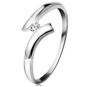 Šperky eshop - Diamantový prsteň z bieleho 14K zlata - žiarivý číry briliant, lesklé zahnuté ramená BT180.87/92 - Veľkosť: 51 mm