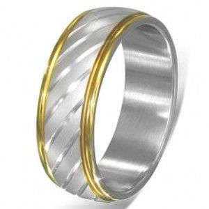 Šperky eshop - Dvojfarebný oceľový prsteň - šikmé zárezy striebornej farby a lem zlatej farby E4.7 - Veľkosť: 63 mm