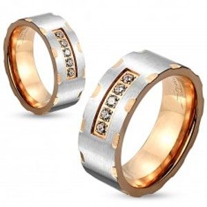 Šperky eshop - Dvojfarebný oceľový prsteň, strieborný a medený odtieň, zárezy, číre zirkóny, 6 mm M02.15 - Veľkosť: 57 mm