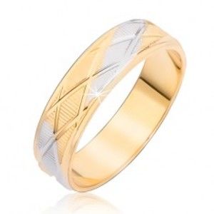 Šperky eshop - Dvojfarebný prsteň s kosoštvorcovým vzorom a vertikálnymi ryhami BB7.11 - Veľkosť: 57 mm