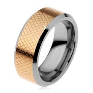 Šperky eshop - Dvojfarebný volfrámový prsteň, drobné kosoštvorce, skosené okraje, 8 mm H8.03 - Veľkosť: 57 mm
