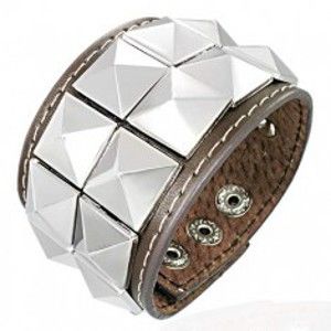 Šperky eshop - Hnedý kožený náramok vybíjaný lesklými pyramídkami AA16.25