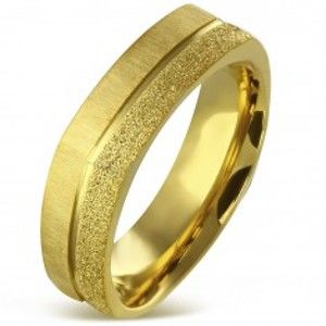 Šperky eshop - Hranatý prsteň z chirurgickej ocele zlatej farby - pieskovaný a saténový pás, 7 mm K04.09 - Veľkosť: 65 mm