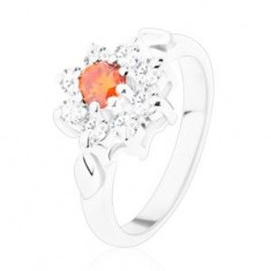 Šperky eshop - Jagavý prsteň s kvietkom a lístočkami, zirkóny v oranžovej a čírej farbe V04.28 - Veľkosť: 49 mm