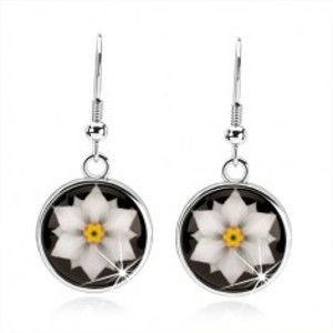 Šperky eshop - Kabošon náušnice, kruh s glazúrou, biely kvet na čiernom podklade SP66.22