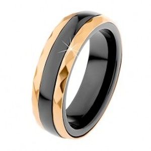 Šperky eshop - Keramický prsteň čiernej farby, brúsené oceľové pásy v zlatom odtieni H1.3 - Veľkosť: 57 mm
