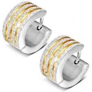 Šperky eshop - Kĺbové náušnice, strieborná farba, pieskovaný povrch, zárezy v zlatom odtieni U3.20