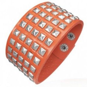 Šperky eshop - Koženkový náramok - vystupujúce pyramídky, oranžový U12.4