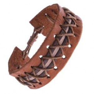 Šperky eshop - Kožený náramok - karamelovo hnedý, ozdobný pruh, krížené šnúrky Q24.16