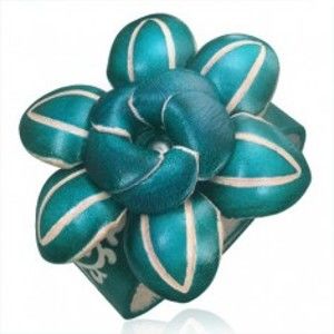Šperky eshop - Kožený náramok - tmavozelený 3D kvet s ozdobnými zárezmi O3.16