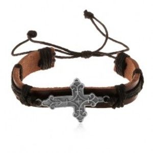 Šperky eshop - Kožený náramok hnedej farby s čiernymi šnúrkami, ozdobne vyrezávaný kríž Z17.12
