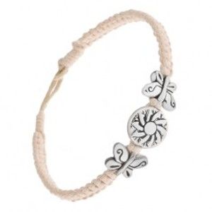 Šperky eshop - Krémovobiely šnúrkový náramok, kruhová známka s kvetom, motýle S19.01