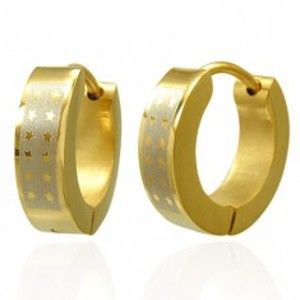 Šperky eshop - Lesklé okrúhle oceľové náušnice - zlatý odtieň, pás striebornej farby s hviezdami SP38.25