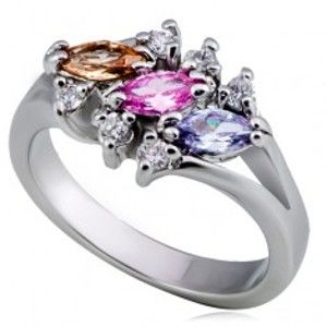 Šperky eshop - Lesklý kovový prsteň - tri farebné zrnkové zirkóny, číry lem L15.03 - Veľkosť: 54 mm