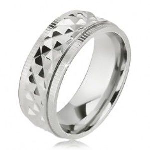 Šperky eshop - Lesklý oceľový prsteň, kosoštvorcový vzor, zárezy pri okrajoch BB10.17 - Veľkosť: 60 mm
