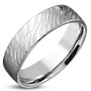 Šperky eshop - Lesklý oceľový prsteň striebornej farby - matný motív zebry, 6 mm K07.01 - Veľkosť: 60 mm