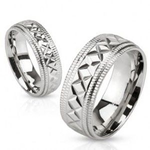 Šperky eshop - Lesklý oceľový prsteň striebornej farby, vrúbky a geometrické zárezy, 8 mm S82.08 - Veľkosť: 67 mm