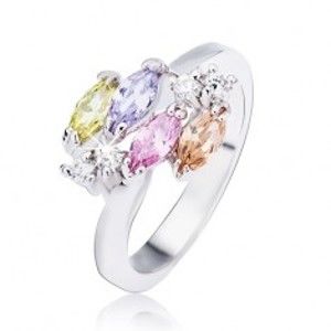 Šperky eshop - Lesklý oceľový prsteň v striebornom prevedení, lesklé oválne zirkóny a číre kamienky L11.01 - Veľkosť: 52 mm