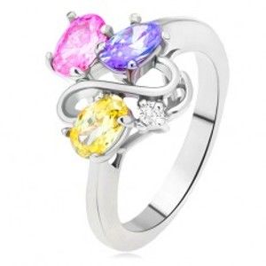 Šperky eshop - Lesklý prsteň - farebné oválne zirkóny, línia dvojitého S, číry kamienok L10.02 - Veľkosť: 57 mm