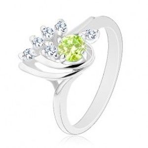 Šperky eshop - Lesklý prsteň - hladké oblúčiky, zirkónová číra línia, okrúhly svetlozelený zirkón G14.25 - Veľkosť: 54 mm