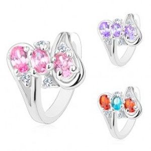 Šperky eshop - Lesklý prsteň, ramená ukončené slučkami, tri oválne farebné zirkóny R46.24 - Veľkosť: 53 mm, Farba: Ružová