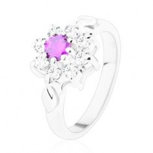 Šperky eshop - Lesklý prsteň s ozdobnými lístočkami, ametystovo fialový zirkón, číre lupene V07.09 - Veľkosť: 52 mm