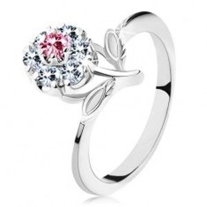Šperky eshop - Lesklý prsteň s ružovo-čírym zirkónovým kvietkom, stonka s lístkami G09.17 - Veľkosť: 55 mm