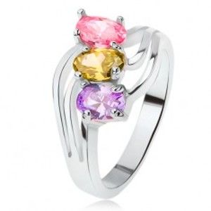 Šperky eshop - Lesklý prsteň, šikmo osadené farebné kamienky, trojitá vlna L9.06 - Veľkosť: 57 mm