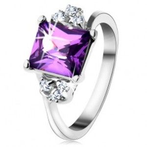 Šperky eshop - Lesklý prsteň so striebornou farbou, obdĺžnikový fialový zirkón, drobné zirkóniky  G10.02 - Veľkosť: 60 mm