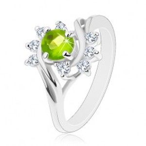 Šperky eshop - Lesklý prsteň so striebornou farbou, oblúky čírych zirkónov, svetlozelený zirkón G07.10 - Veľkosť: 59 mm